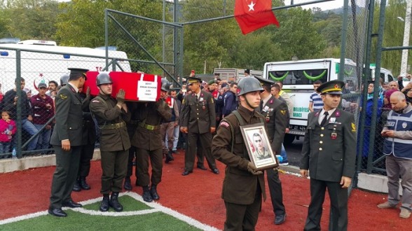 ŞEMDİNLİ ŞEHİDİNİ BİNLER UĞURLADI