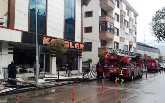 ŞİDDETLİ LODOS ÇATILARI UÇURDU