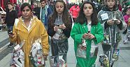 ÇÖPLERİ ÜZERLERİNDE BİRİKTİRİYORLAR
