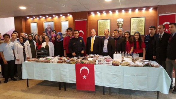 TERÖRLE MÜCADELE EDEN POLİSLERE ÖĞRENCİLERDEN DESTEK