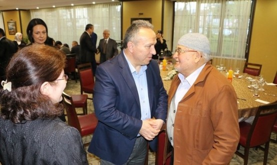 VALİ ALİ FİDAN, ŞEHİT AİLELERİ VE EMEKLİ POLİSLERLE YEMEK YEDİ