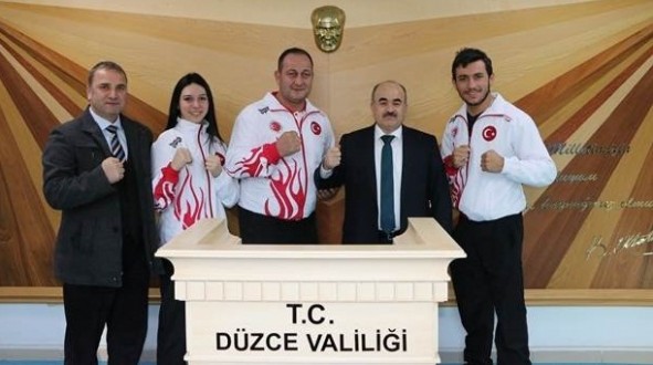 VALİ BAŞARILI SPORCULARI ÖDÜLLENDİRDİ
