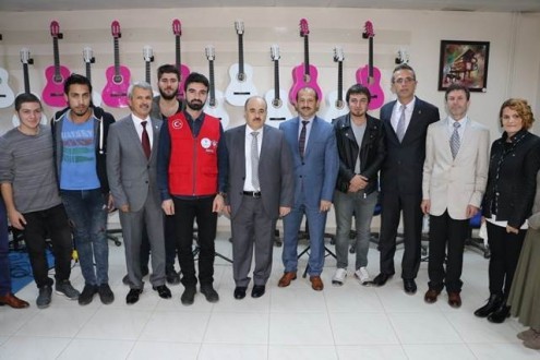 VALİ GENÇLERLE BULUŞTU