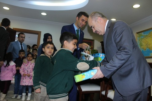VALİ SURİYELİ ÇOCUKLARI SEVİNDİRDİ