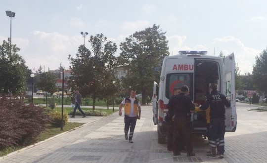 VALİLİK ÖNÜNDE KENDİNİ JİLETLE YARALADI