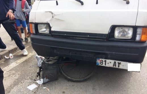 YOLUN KARŞISINA GEÇMEK İSTEDİ